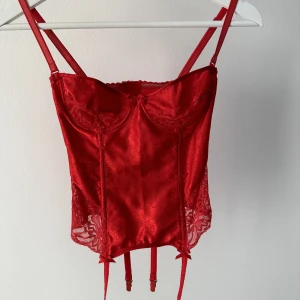 Korsett - Röd korsett med många detaljer, kan regleras 
