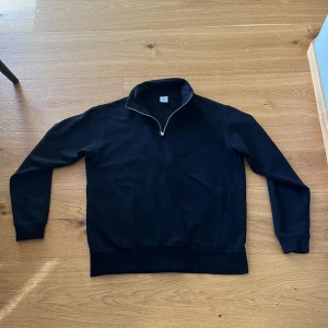 Half zip tröja  - Hej, Säljer en half zip tröja från Zara i storlek M. Tröjan har använts väldigt lite (under 5). Skriv för fler funderingar.😁