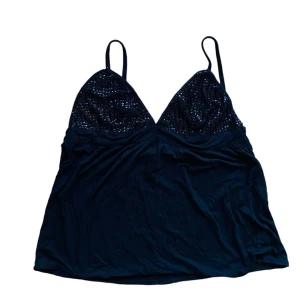 y2k linne med paljetter - linne med paljetter, bra skick förutom vissa paljetterish är borta men inget som märks av. Köparen står för frakt. Använd gärna ”köp nu”. 💓