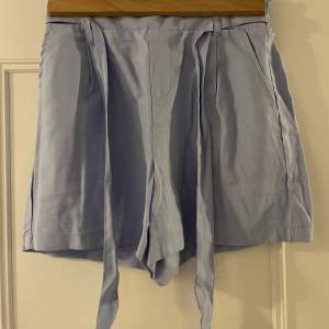 Ljusblå kostymshorts från NewYorker i storlek 34. De är i fint skick och har använts få gånger. Kostar 50kr.