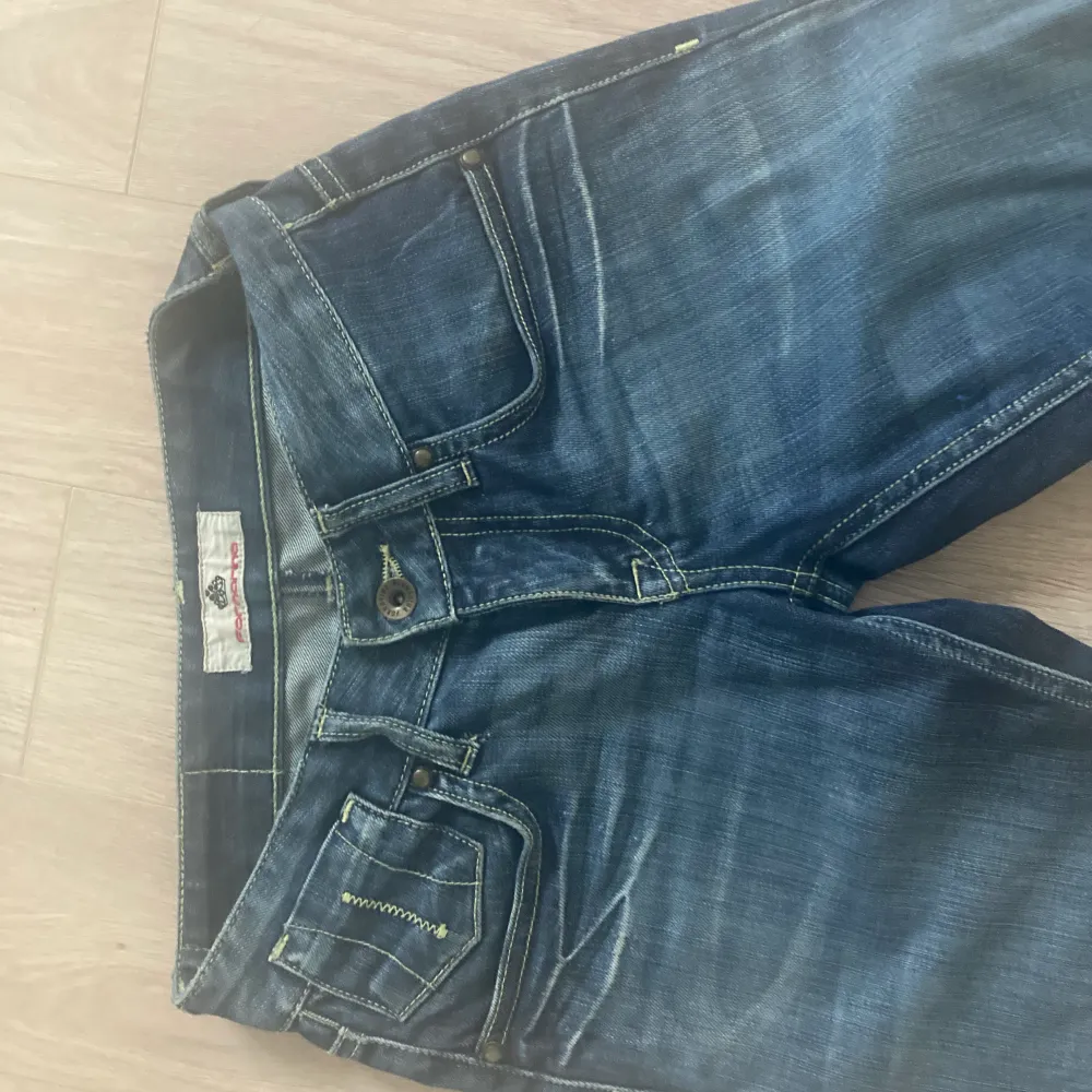 Ett par vintage lågmidjade jeans ifrån ett okänt märke med straight leg. Midja: 35 cm och längden passar någon mellan 165-170. Jeans & Byxor.
