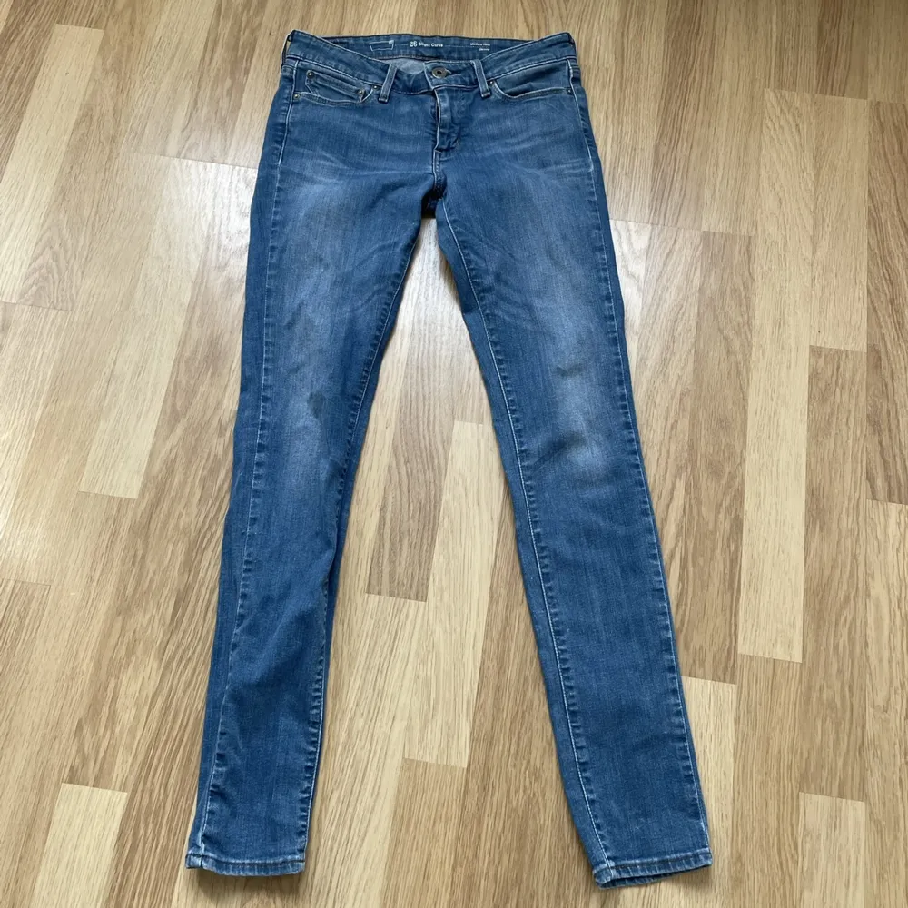 Lågmidjade skinny jeans i storlek 26. Jeans & Byxor.