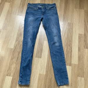 Lågmidjade skinny jeans i storlek 26