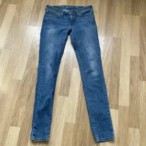 Lågmidjade skinny jeans i storlek 26