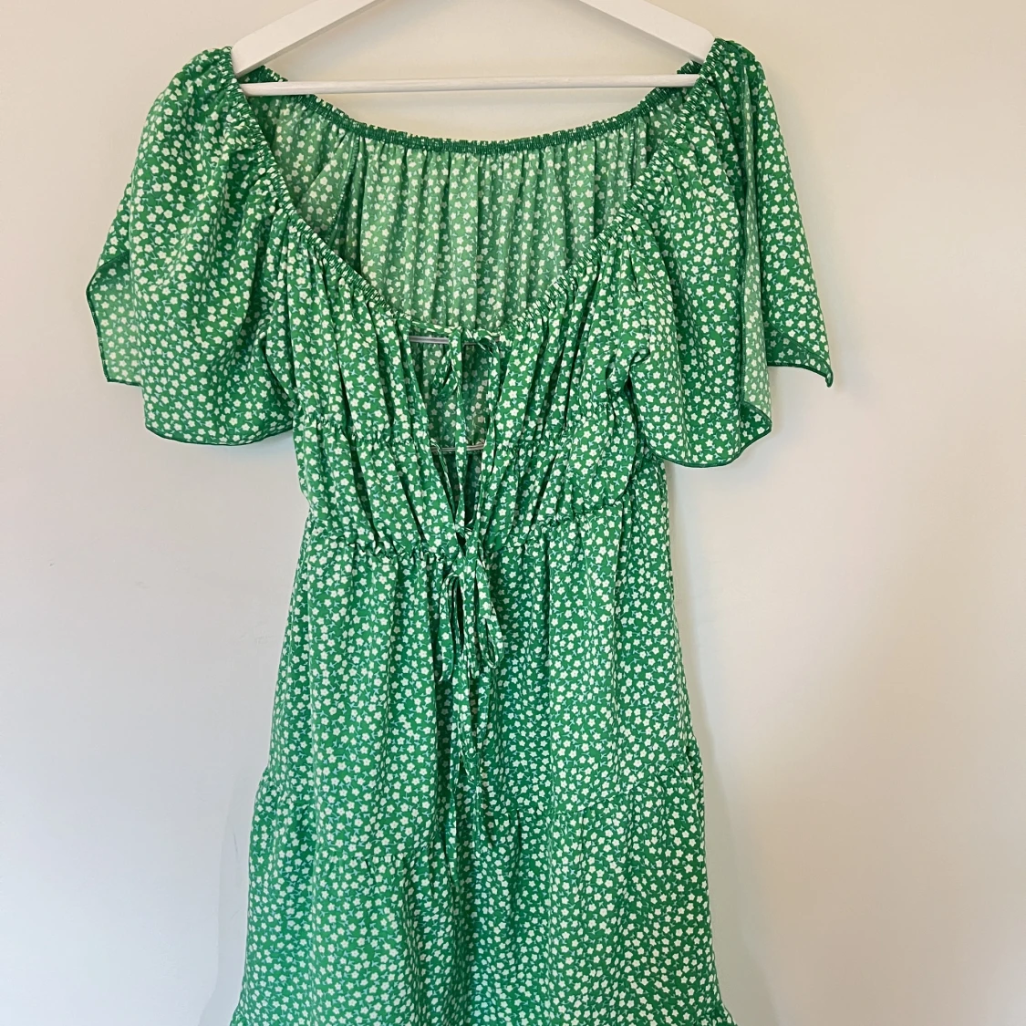 Blommig grön klänning  - 90