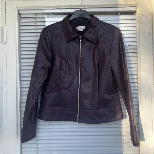 Vintage läderjacka bikerjacka motorcykeljacka leatherjacket jacket jacka vegan ekoläder faux  - Svincool vintage läderjacka i fint skick säljes! Upplevs som en storlek, kan inte garantera att det är äkta läder även om den ”känns” som det, därav lite billigare pris. Kan skicka bild på hur den sitter på<3 