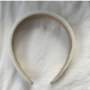hårband  - Fint basic hårband som passar till allt🥰❤️ LÄS POLICY OCH FRAKT💌 fråga gärna vid fler funderingar