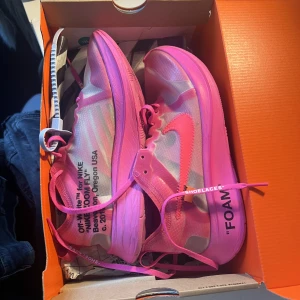 nike zoom fly - super coola nya nike zoom fly skor som är oanvända💕 har boxen till den.