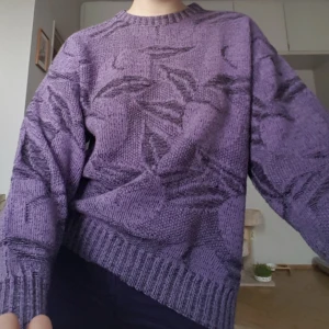 Vintage tröja samsøe samsøe - Kvalitativ stickadtröja. Storlek M. Lätt oversized. Inga defekter. Blommigt mönster.