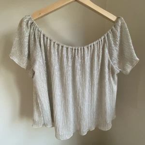 Off-shoulder topp - Off-shoulder topp från Zara i fint skick! Perfekt som både fest-topp och till vardags!💘 några frågor? Bara att skriva!☺️