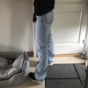Jeans  - Säljer dessa jeans då jag har två par. De är skit snygga i modellen straight leg. 