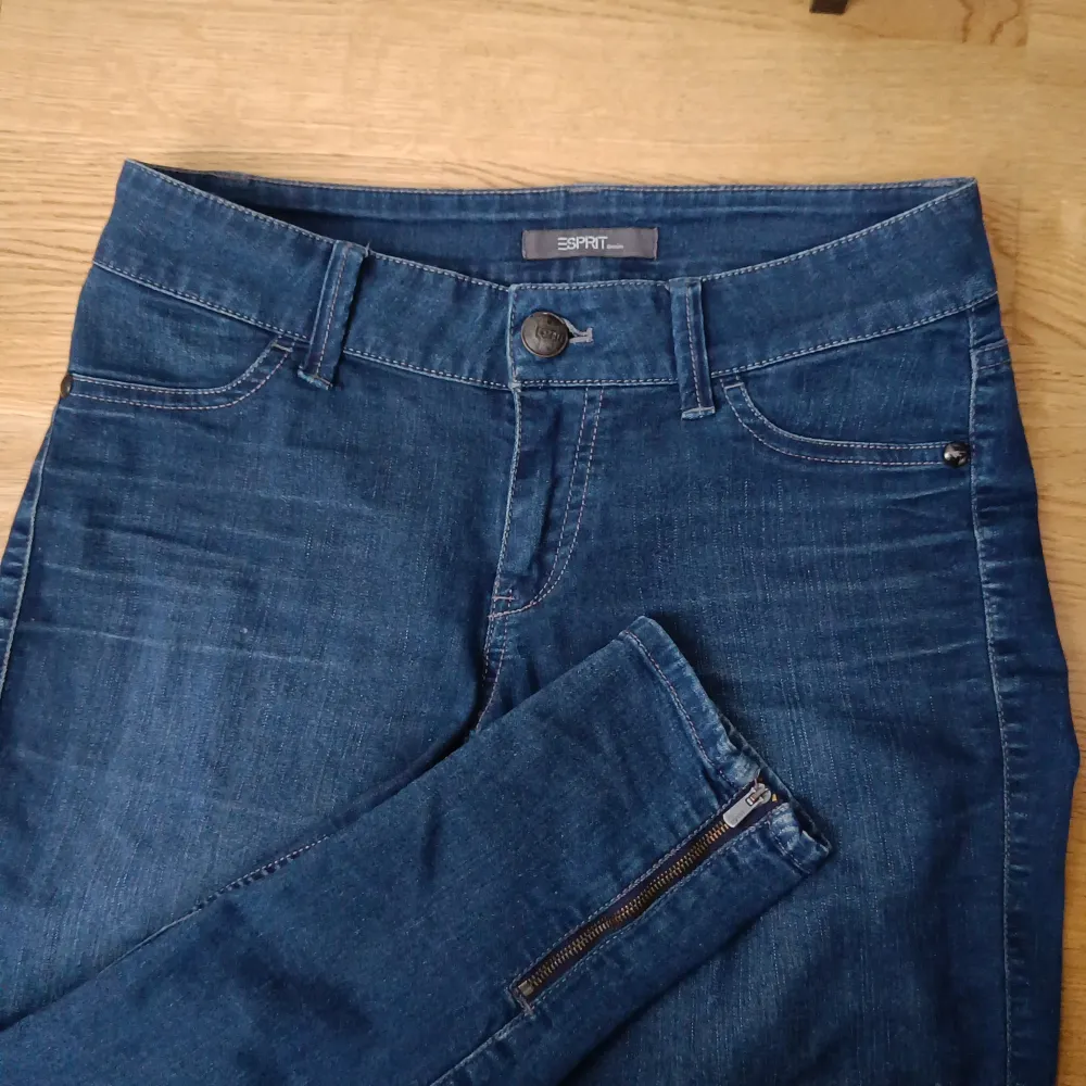 Jeansen är i storlek 28/32 Använd ett fåtal gånger i fint skick! Säljes på grund av att de sällan används.  (Pris kan diskuteras)  Skicka ett meddelande vid fler frågor! . Jeans & Byxor.