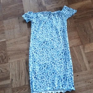 Sommar Klänning  - Blå jättefin blommig klänning från shein som egentligen kostar 59 kr men jag säljer den för 39 20 kr billigare jag säljer denna för att den var för kort på mig och att jag behöver samla pengar så om ni är intresserade så är bara att skriva skulle så glad🫶🏻