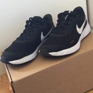 Det här är Nike revolution löparskor som är använda 1 gång och är storlek 38,5. Säljer pga för små. Messa mig för mer info. Skorna passar både killar och tjejer