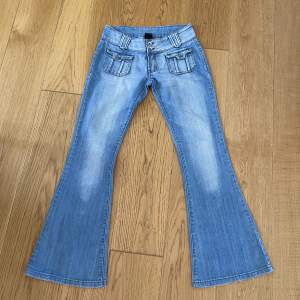 Ett par jeans med fickor både fram och bak, från märket ”bay”. Jeans är i storlek 10 men skulle säga att de passar in på storlek s/36 bättre. Säljer för att de tyvärr är för små för mig. Kontakta mig gärna ang mått osv💓💓