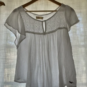Vit sommar blus - Super fin tröja/blus från hollister, perfekt för sommaren! Stl s i bra skick:)