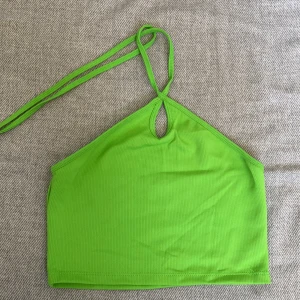 Somrig sommar topp⚡️🫶 - Toppen är i storlek S och i fint skick!👍🏽Har endast använts 1 gång.  Den är verkligen super fin men har tyvärr växt ur den.💕