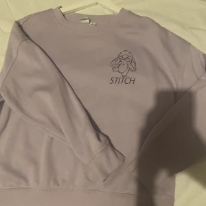 Lila Stich hoodie  - En lila stich hoodie i bra skick, inte andvänts mycket max 6 gånger. Inga hål och inga fläckar. Fluffig insida. Säljer för att jag inte andvönder den. Mycket mer lila i verkligheten än på bilderna. Skriv om fler bilder :))