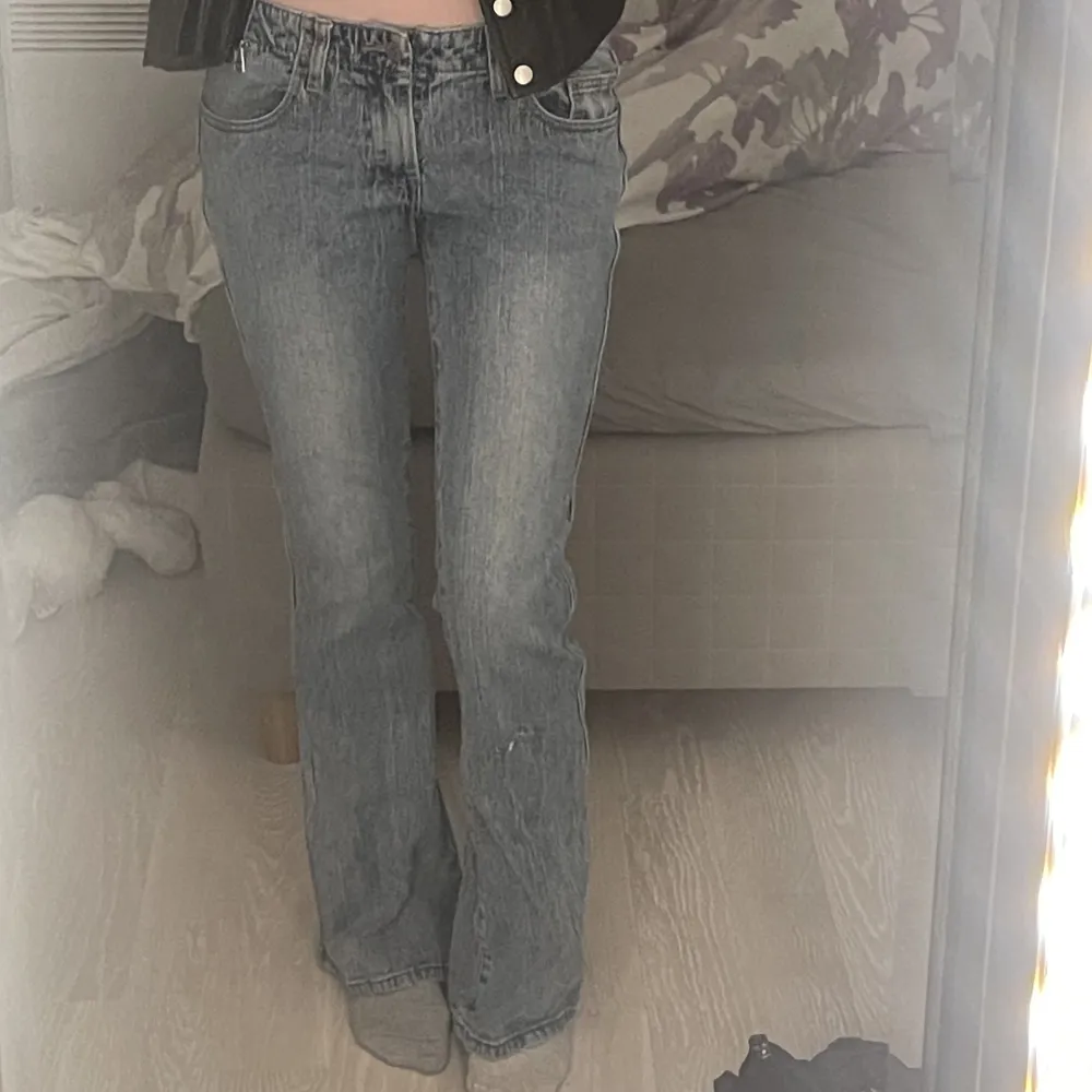 Jeans från brandy melville! hål under höger knä men det är inte så märkvärdigt när de sitter på!. Jeans & Byxor.