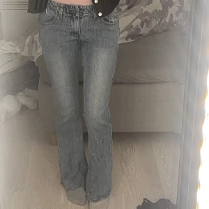 brandy jeans - Jeans från brandy melville! hål under höger knä men det är inte så märkvärdigt när de sitter på!