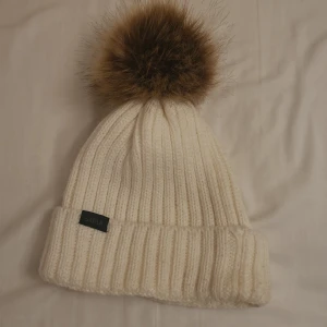 Mössa - Stickad vit mössa med tops.
