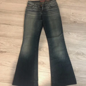 Low Waist bootcut jeans - Trendiga y2k Low waist bootcut vintage jeans i storlek S från Miss Sixty. Säljer då de är för små för mig och finns därav inga bilder med de på. Bra skick. Säljaren står för frakten