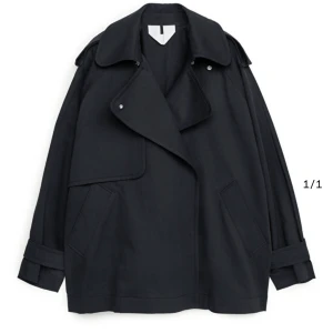 Arkets short trenchcoat - Pris kan diskuteras vid snabb affär!! Säljer Arkets korta trenchcoat i strlk S i svart, helt slutsåld på hemsidan. Perfekt skick då den endast är använd ett par gånger. Nypris 1800 kr.