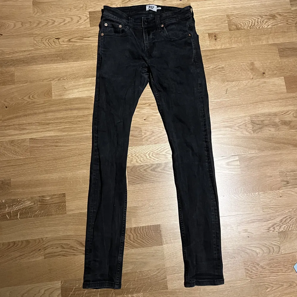 Jeans ”rocket” från lager 157. Något slitna. Enbart i färgen inga hål eller liknande slitage. Jeans & Byxor.