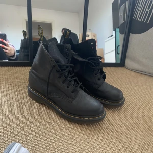 Dr Martens - Inte använde så mycket. Bra skick fortfarande. Används inte då dom har blivit för små 