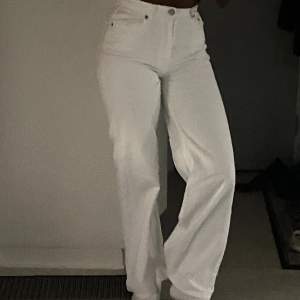 Ett par vita jeans från Pull&Bear, säljs för att de har blivit för små och även inte används. Användes bara 2 gånger och är nästan nya!!