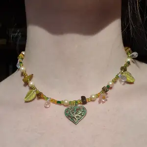 Superfint handgjort halsband med bl.a tigeröga, glasdroppar och löv! 💕✨️ 