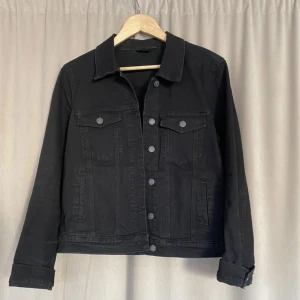 Jeansjacka - Svart jeansjacka från veromoda. Använd max 5 gånger.  Inga skador