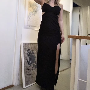 Balklänning  - Säljer min balklänningar från förra året, endast använd en gång så i toppskick. Kan självklart användas som en vanlig långklänning. Jag på bilder är 167 och har 7cm klackar.