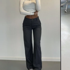 Kostymbyxor - Randiga kostymbyxor från Venderbys. Storlek S i modellen Levi. Midja 70cm, höft 98cm, längd 107cm. Köpta för 682kr. Har använt en gång så dem är i gott skick. 