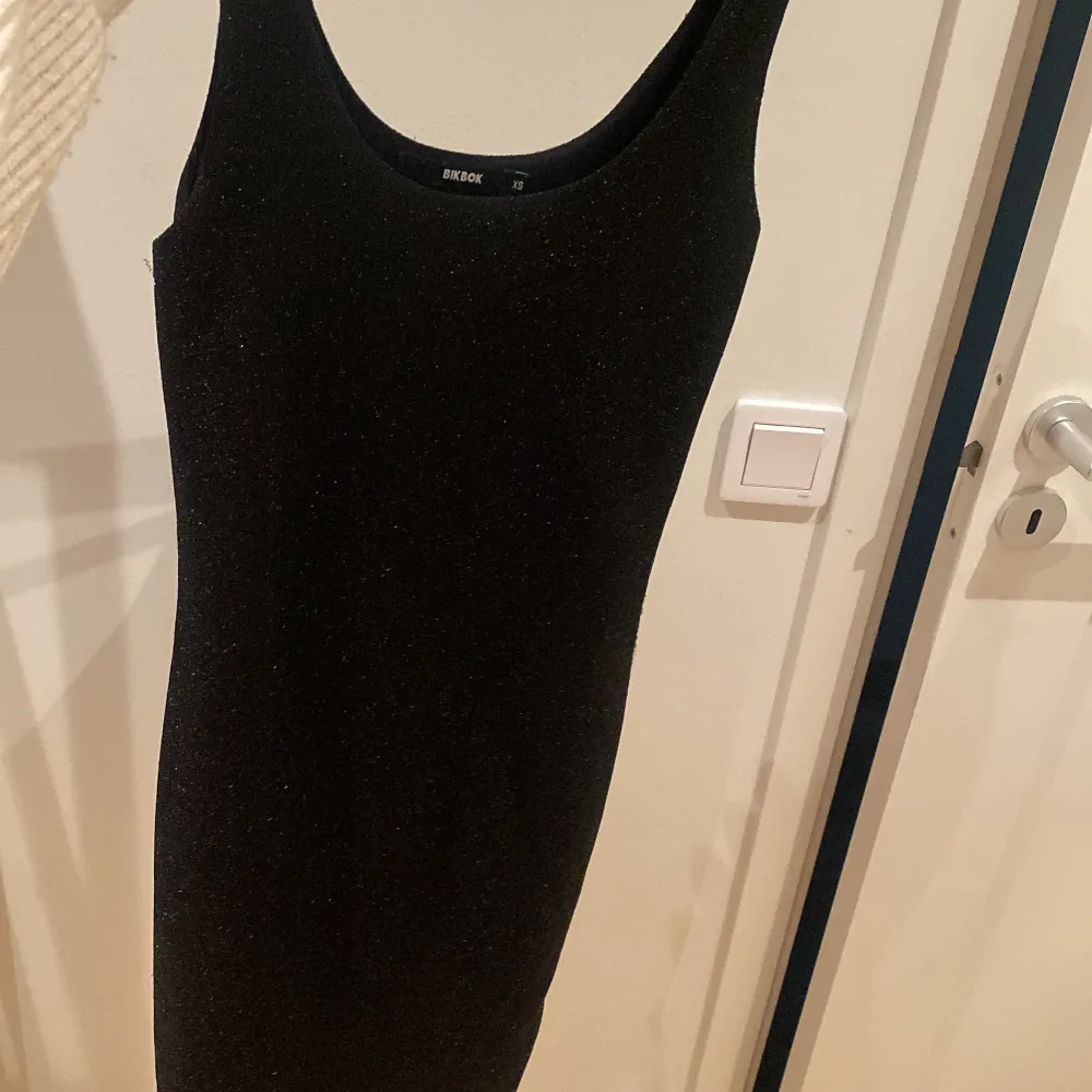 Säljer denna glittriga svarta fest klänningen, stretchiga i materialet verkligen enkel och snygg!! Bara att skriva för mer bilder :) st är xs men passar mig med s perfekt . Klänningar.