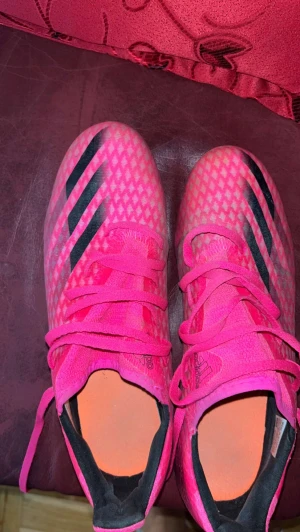 Fotbollsskor 💯 - Oanvända fotbollsskor , bra skick storlek 40 , vi fraktar inte  så om ni vill köpa måste ni  bo i Stockholm så vi kan mötas.