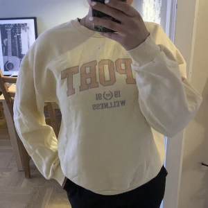 Gina tricot sweatshirt  - Sweatshirt med tryck från Gina tricot. Använd men i bra skick! 💕
