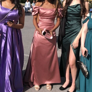 Balklänning  - Så fin siden balklänning köptes förra året för 3000 kr endast använd den kvällen. I storlek 36 (S) & inga tecken på defekter💗