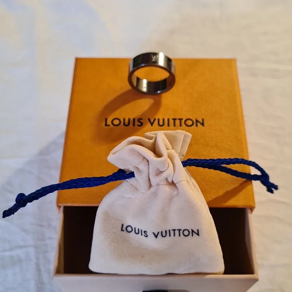 Säljer min Louis Vuitton ring. Den är med i LV Instict setet. Orginal priset på en ring är 2000kr. Du får med box, ring väskan och kvittot.. Accessoarer.