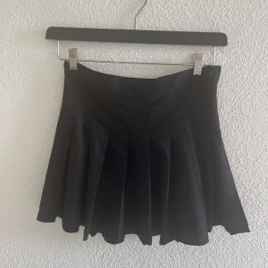 Kjol från monki - Den perfekta veckade kjolen!!!