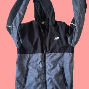 Vindjacka  - En jättefin jacka använd dock så ser den helt ny ut. 