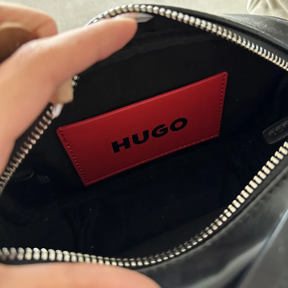 Enkel väska från Hugo Boss, inköpt för nått år sen på miinto för ca 1000, knappt använd så ser ut som ny! . Väskor.