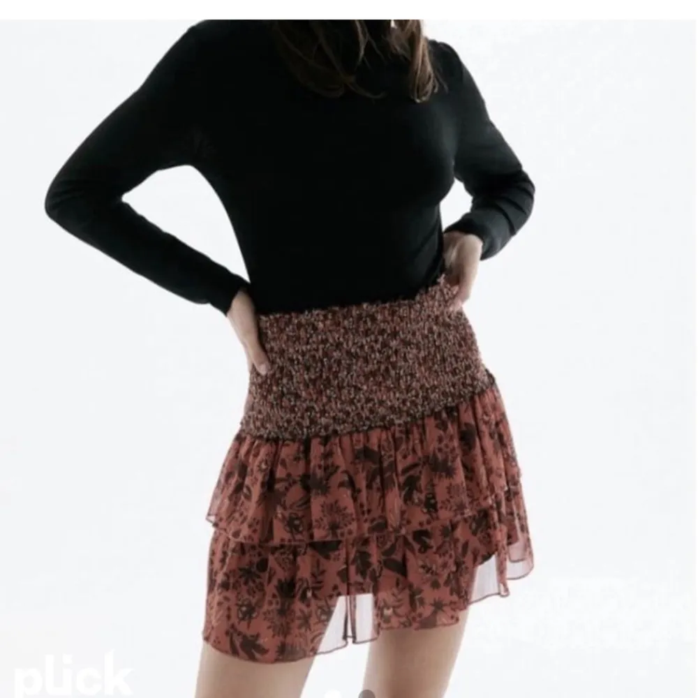 Super fin kjol från zara som bara är använd några gånger så jättebra skick 💕. Kjolar.