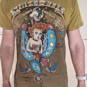 Shiroi neko - T-shirt i bra kvalite med snyggt tryck