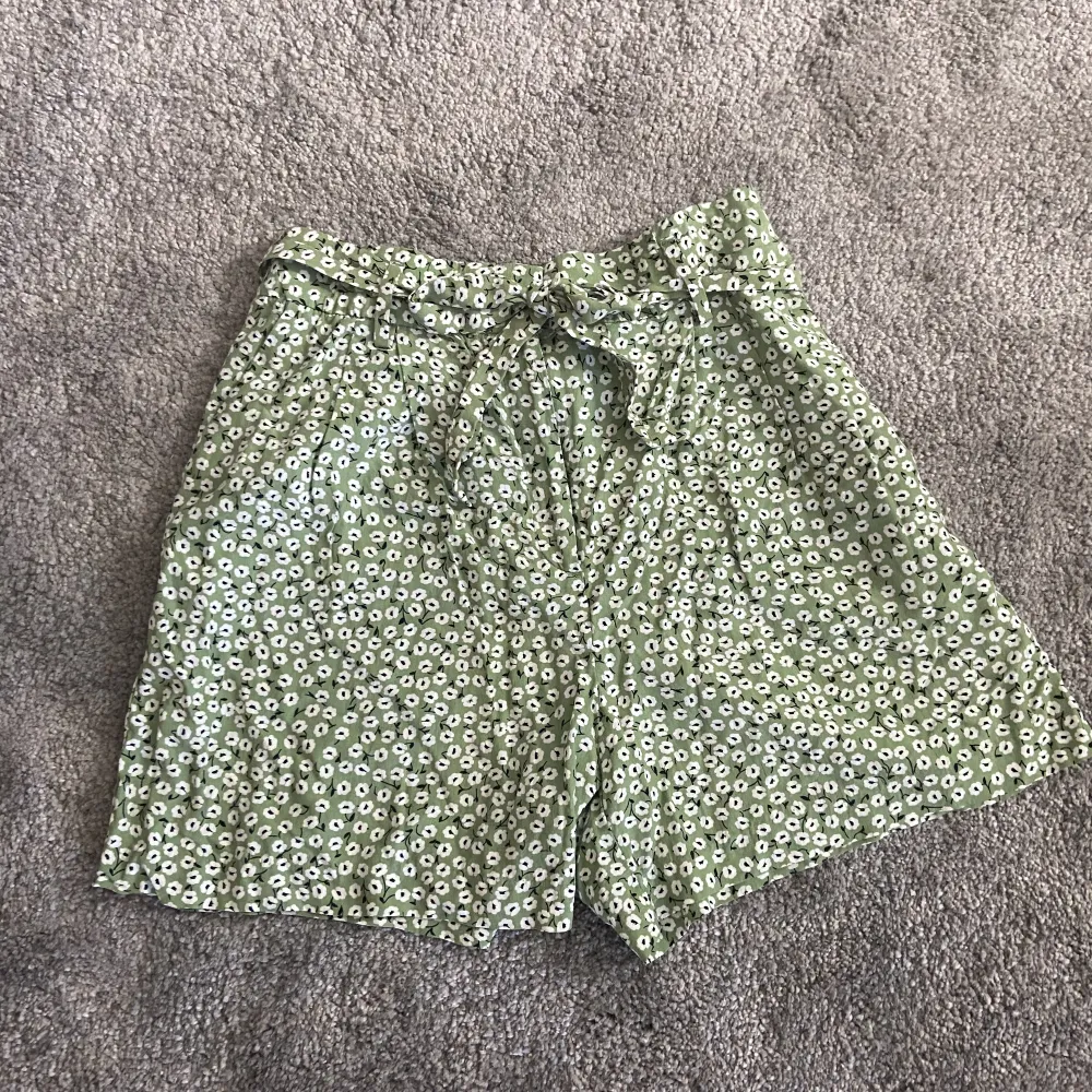 Fina ljusgröna mönstrade shorts! Säljs pga de inte kommer till användning längre! Köptes för ca 3 år sedan så kommer ej ihåg priset. Superskön kvalite som man bara älskar!!! Knytning i midjan och lite ”fladder” som sticker upp ovanför🥰. Shorts.
