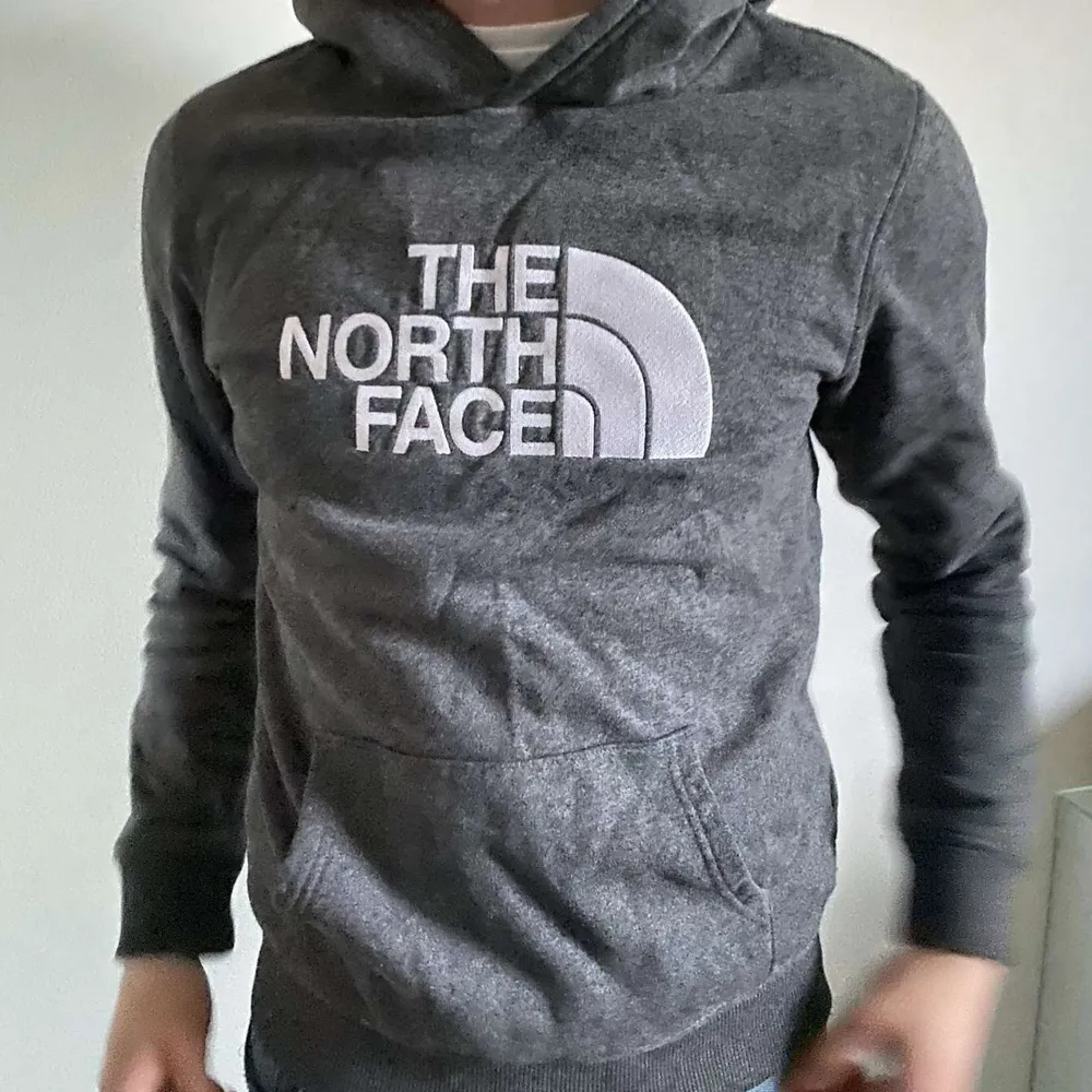 Snygg the north face hoodie som passar mig med S/M. Kommer inte till användning.. Hoodies.
