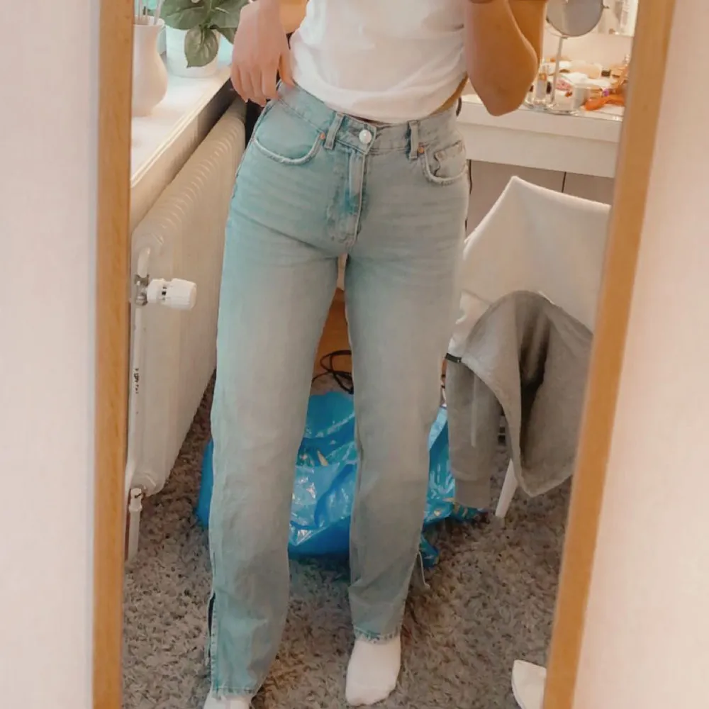 Högmidjade jeans med slit, nypris 599kr. Väldigt fina men tyvärr passar dessa inte längre💗pris kan diskuteras💗. Jeans & Byxor.