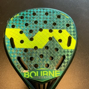 Paddel rack - Tack från bourne model prisma, lite sliten men funkar fint fortfarande, den har lätt till många vinster och racket kommer ge dig ett riktigt bra backhand 