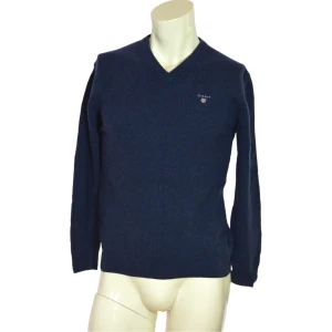 Gant stickad tröja - Size: L  Fit: Very small  Shoulders: 43 cm   Chest: 47 cm  Sleeve: 56 cm  Length front: 63 cm  Length back: 63 cm  Condition: 5/5   Material: 100% Wool     Feel free to ask any questions:)     Yours truly,  Waldemar