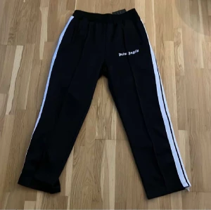 Palm Angles Byxor - De är i storlek XL och är i skick 9/10 endast använda fåtal gånger,  Jag bjuder på frakten och de brukar ta ungefär 3 dagar Osäker på om de 